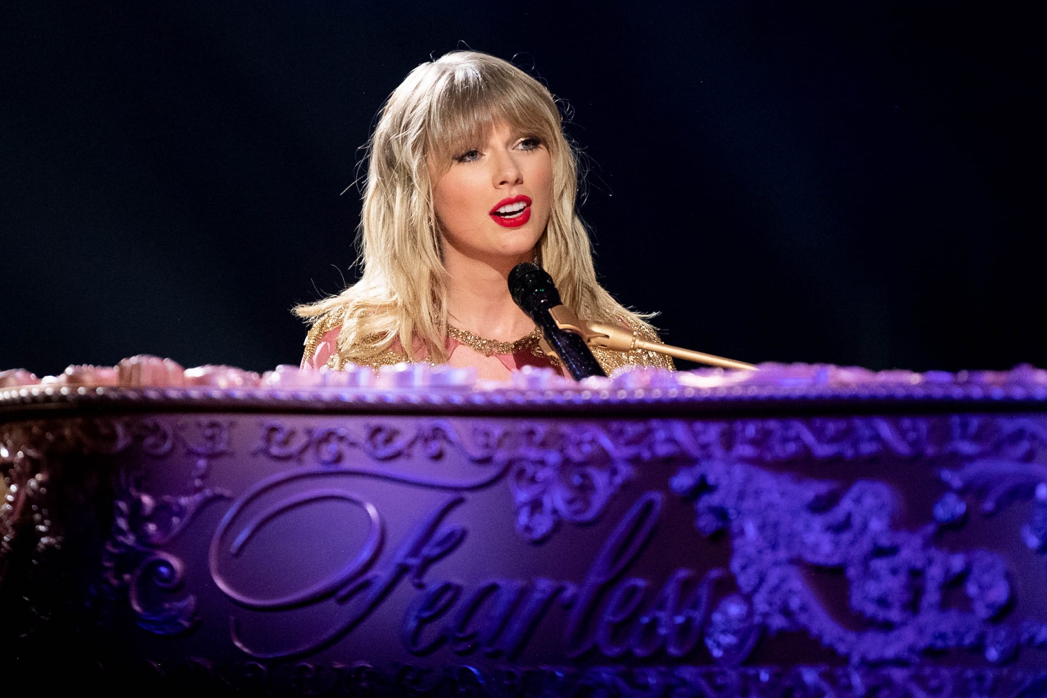 LOS ANGELES, CALIFORNIA - NOVEMBER 24: Taylor Swift performs onstage at the 2019 American Music Awards at Microsoft Theater on November 24, 2019 in Los Angeles, California. (Photo by Emma McIntyre/AMA2019/Getty Images for dcp)