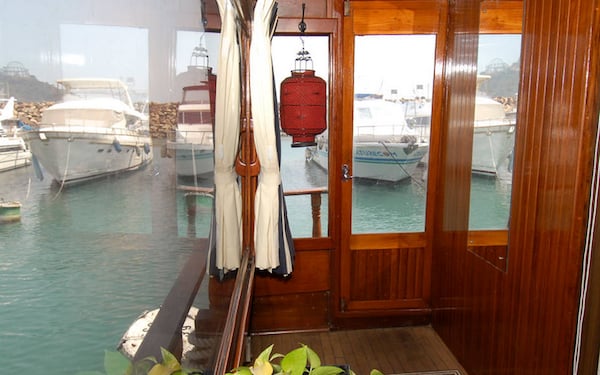 <a href="https://www.airbnb.com/rooms/65117"><b>22. Chinese Boat - Wong Chuk Hang, Hong Kong</b></a>