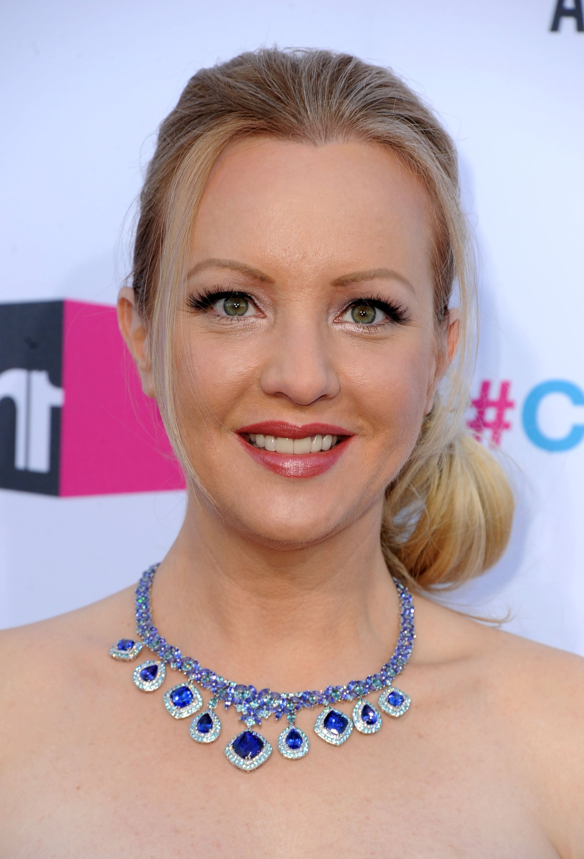 Wendi McLendon-Covey showed off her necklace on the red carpet.