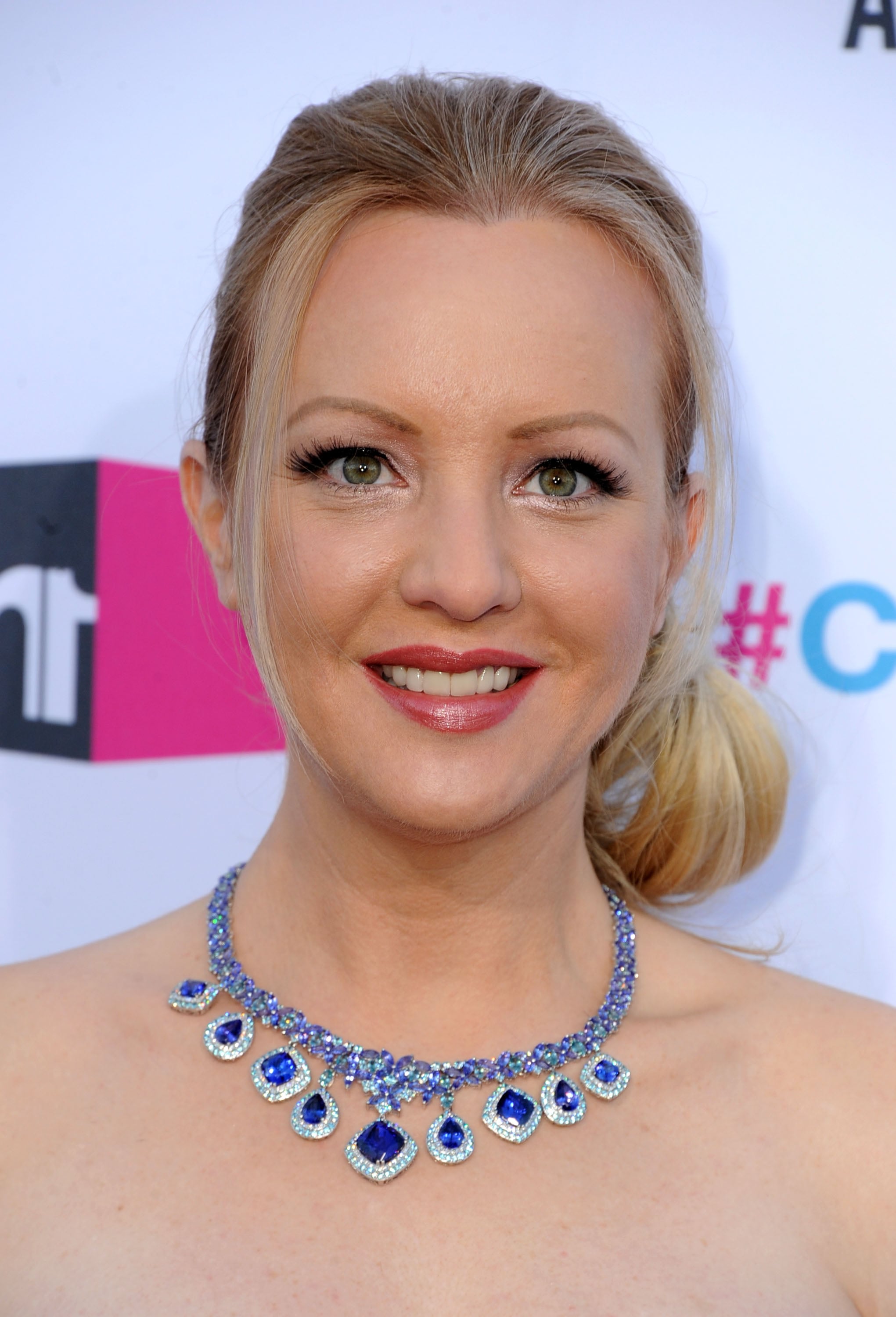 Wendi McLendon-Covey showed off her necklace on the red carpet. 