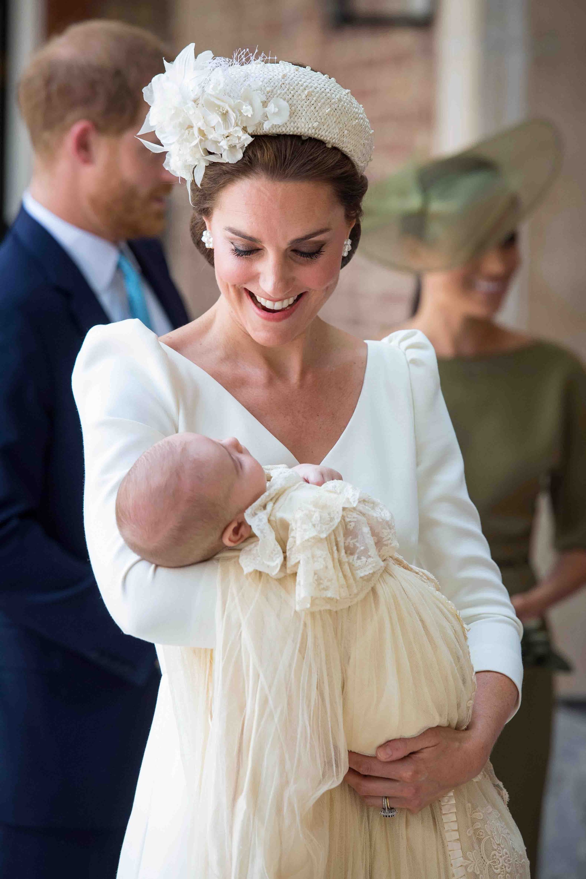 TOPSHOT - Britain's Catherine, Duchess of Cambridge holds Britain's Prince Louis of Cambridge on their arrival for his christening service at the Chapel Royal, St James's Palace, London on July 9, 2018. (Photo by Dominic Lipinski / POOL / AFP)        (Photo credit should read DOMINIC LIPINSKI/AFP/Getty Images)