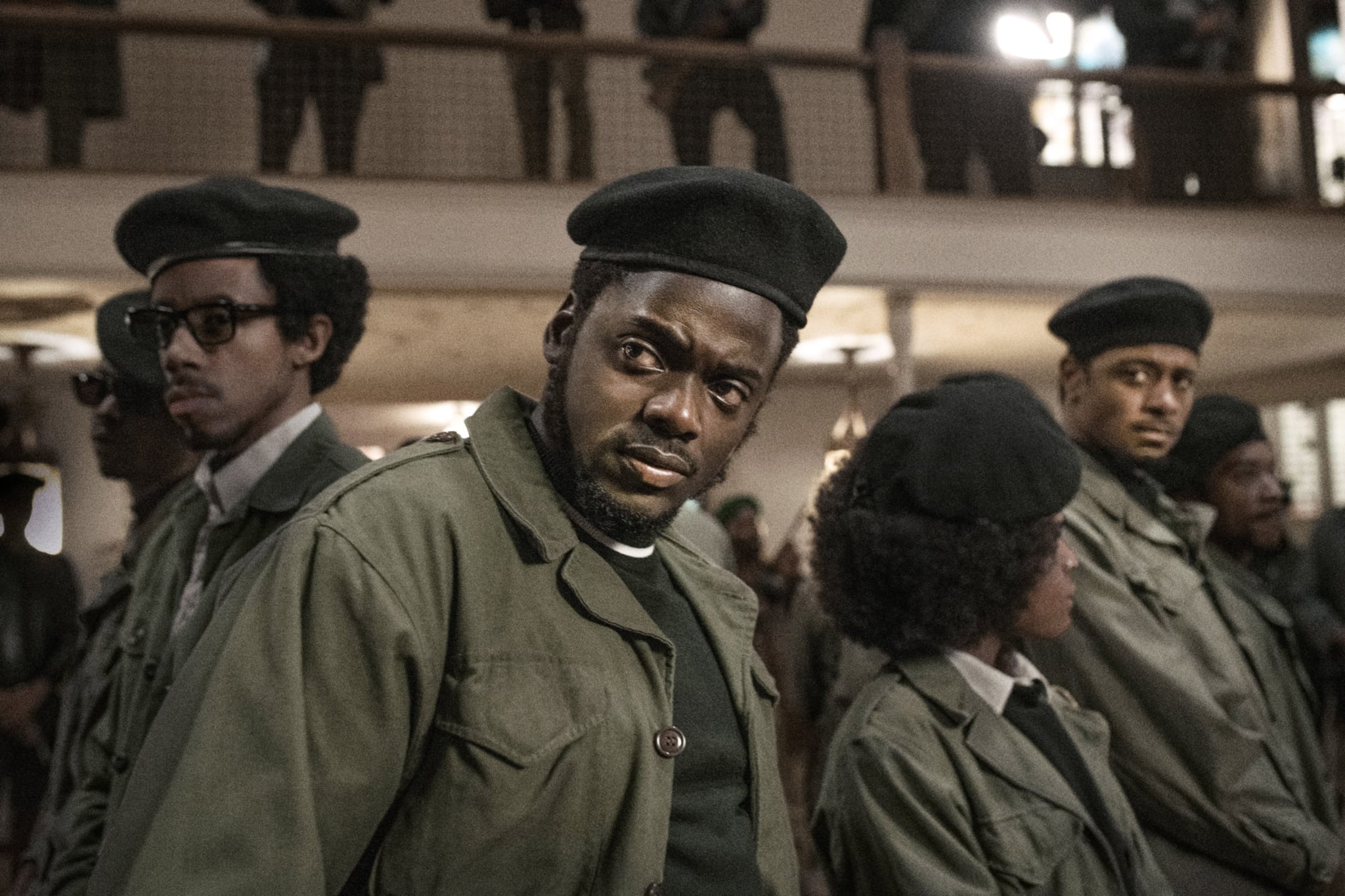 犹大和黑色的弥赛亚,但以理Kaluuya(前),2021年弗雷德·汉普顿。ph值:格伦·威尔逊/华纳兄弟/礼貌埃弗雷特收集