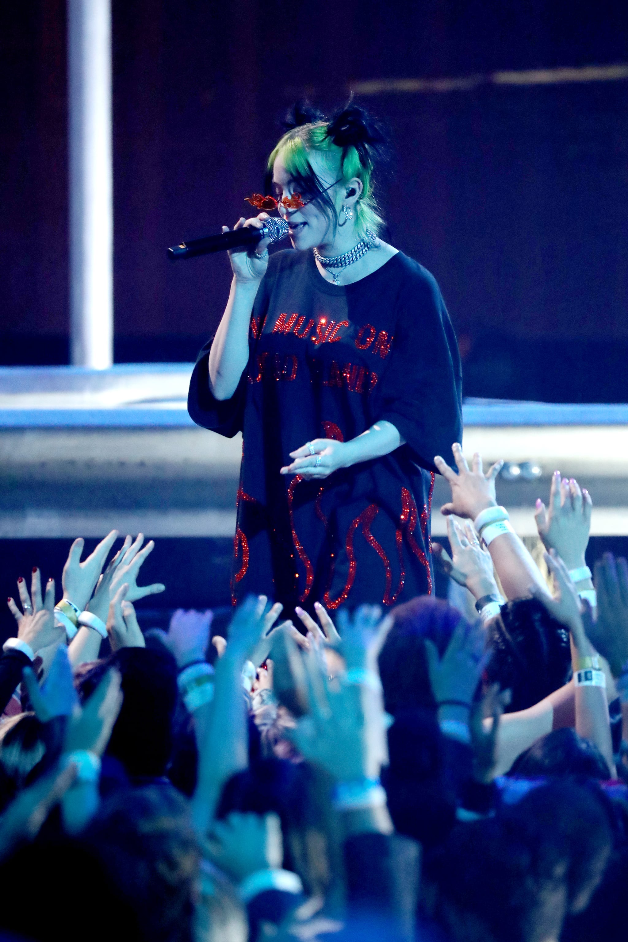 Billie Eilish S 2019 American Music Awards Performance Video Popsugar Entertainment