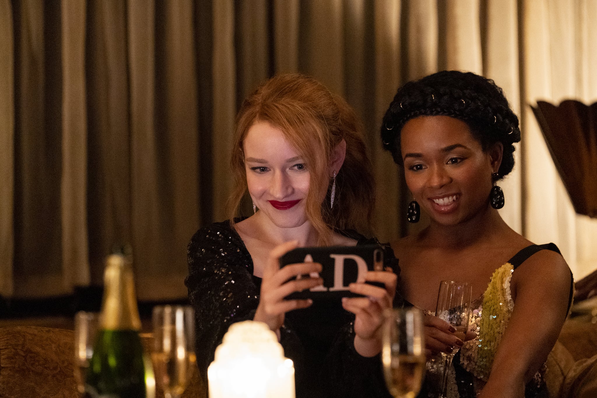 Inventing Anna. (L to R) Julia Garner as Anna Delvery, Alexis Floyd as Neff Davis in episode 105 of Inventing Anna. Cr. Aaron Epstein/Netflix © 2021