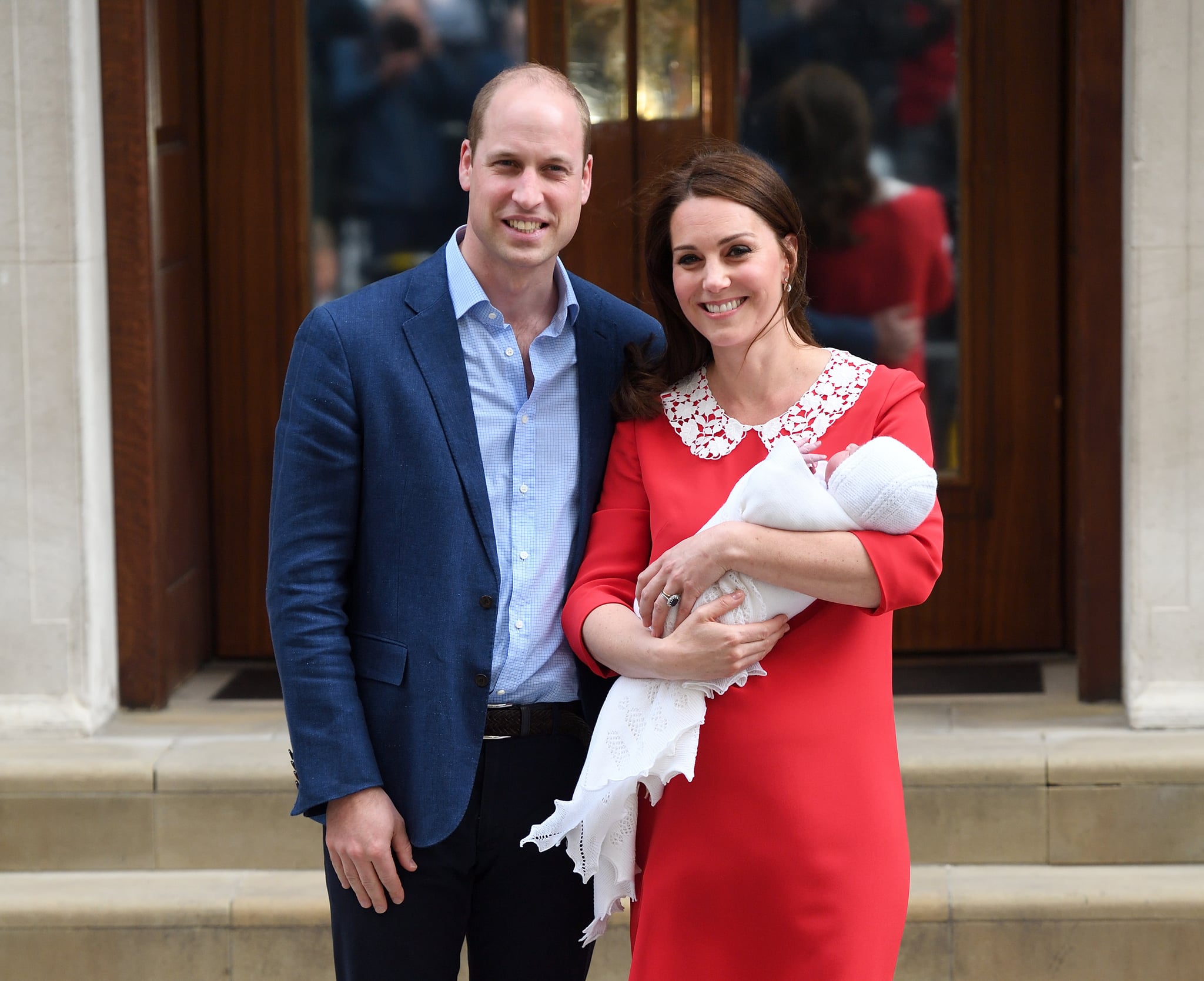 LONDON, ENGLAND - APRIL 23:  Catherine, Duchess of Cambridge and Prince William, Duke of Cambridge depart the Lindo Wing with their newborn son at St Mary's Hospital on April 23, 2018 in London, England. The Duchess safely delivered a boy at 11:01 am, weighing 8lbs 7oz, who will be fifth in line to the throne.  (Photo by Karwai Tang/WireImage)