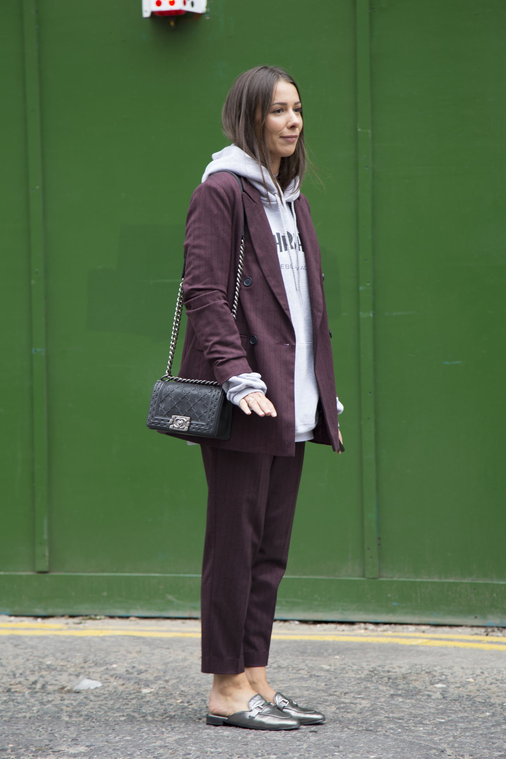 Burgundy sweatshirt hot sale outfit