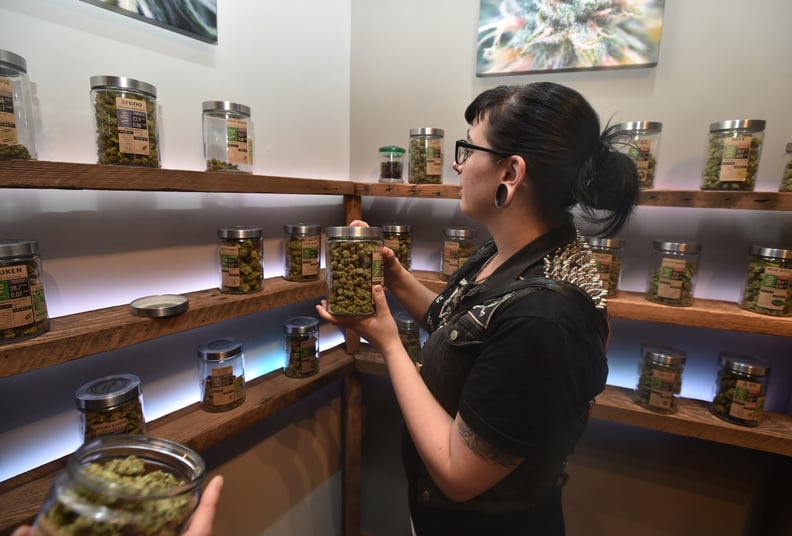 女人在俄勒冈州最好的商店,大麻药房在波特兰,俄勒冈州,2015年10月4日。截至2015年10月1日数量有限的休闲大麻合法所有21岁以上的成年人购买在俄勒冈州。法新社图片/