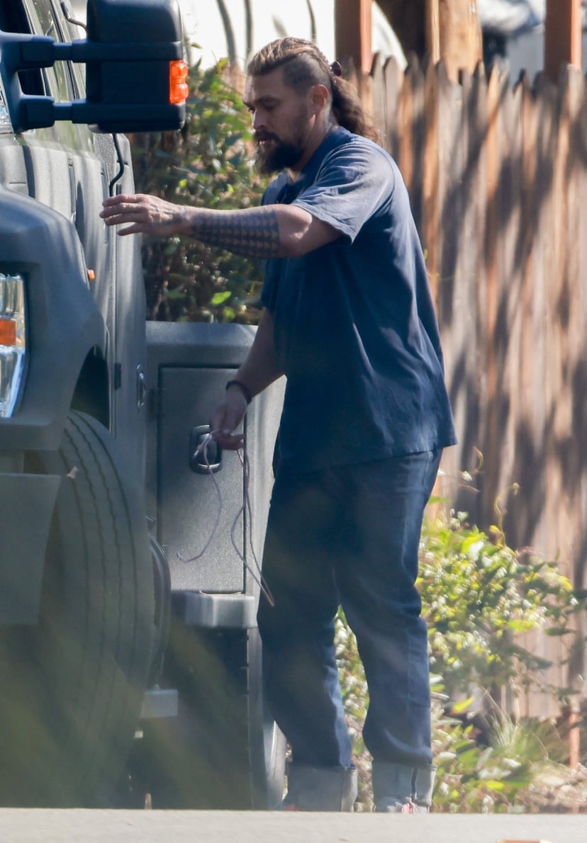 Malibu, CA  - *EXCLUSIVE*  - Actor Jason Momoa loads his $400k Super Duty truck with a Christmas tree and delivers it to his ex-wife Lisa Bonet's house.Pictured: Jason MomoaBACKGRID USA 19 DECEMBER 2022 BYLINE MUST READ: RMBI / BACKGRIDUSA: +1 310 798 911