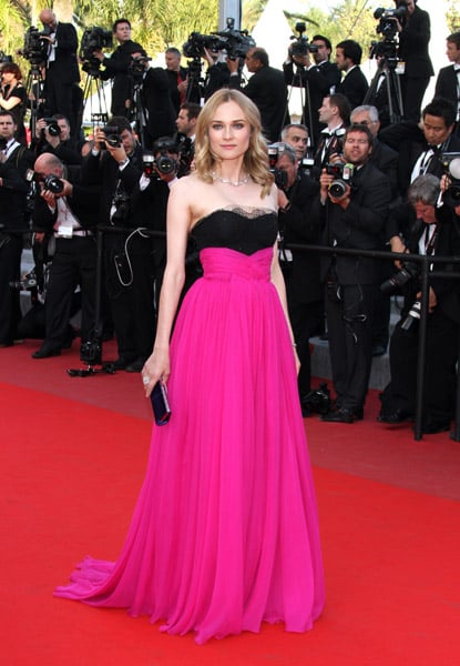她把商提升融合樱红色和黑色在这杰森吴礼服在2010年戛纳电影节。