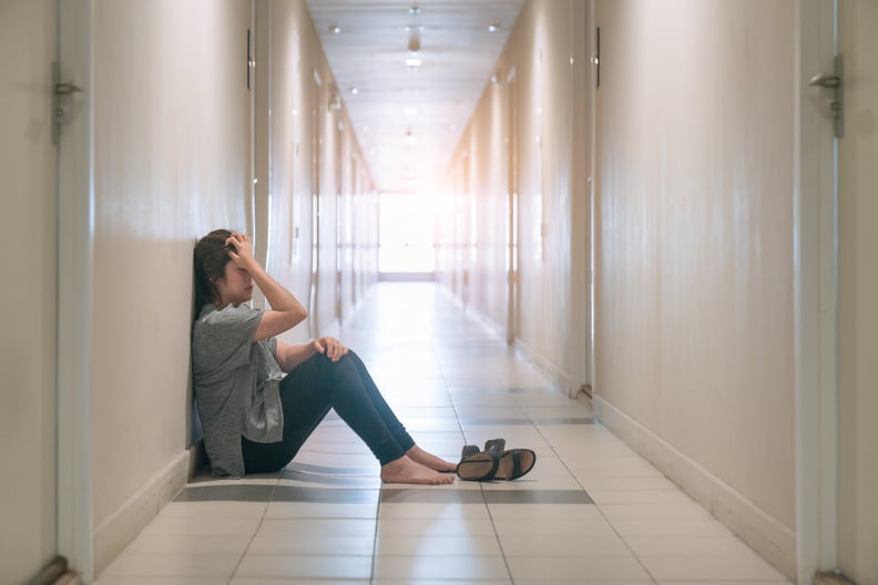 女性抑郁症患者坐在走廊里,哭了。