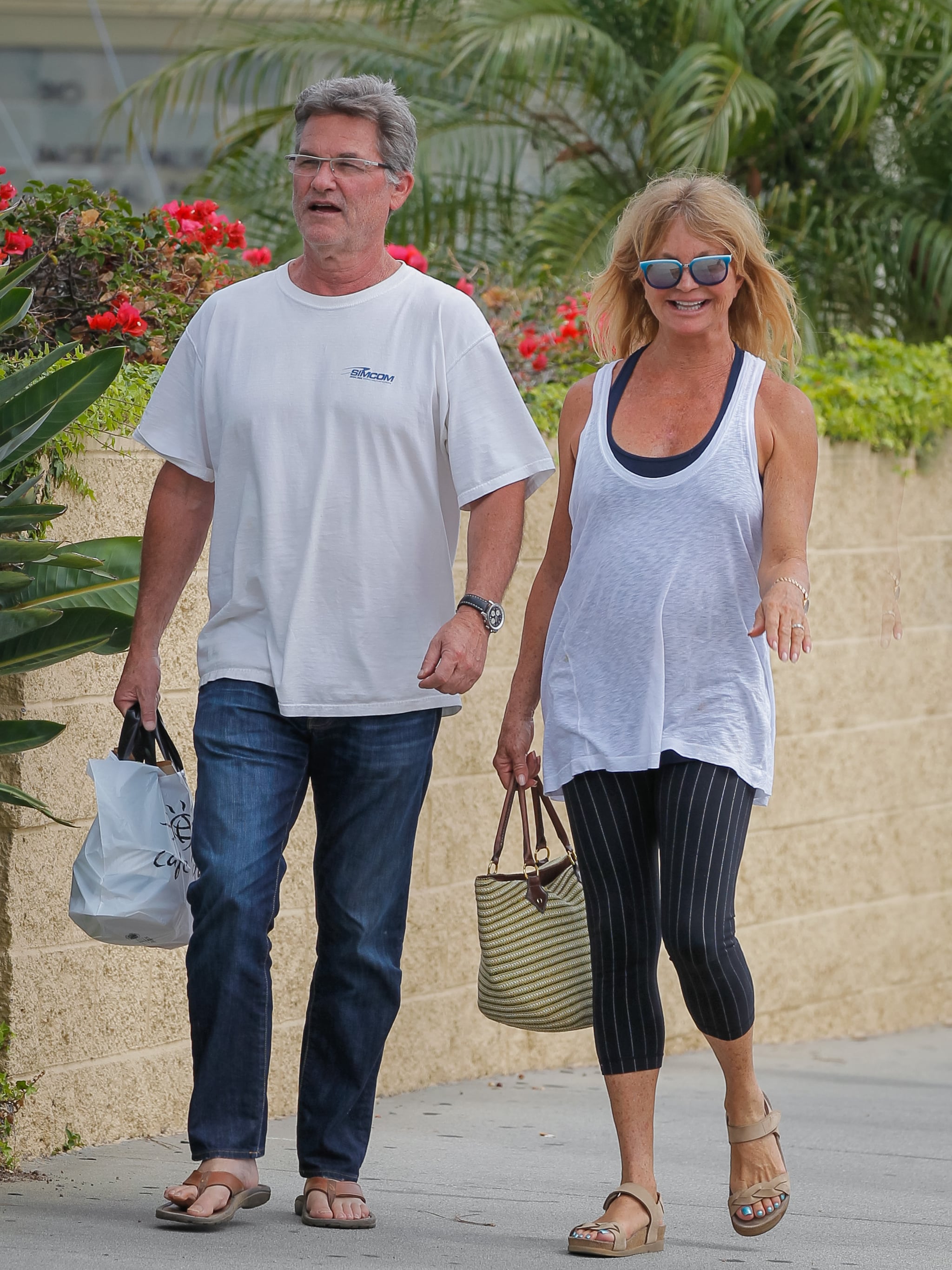 Kurt Russell And Goldie Hawn Walking In La Pictures Popsugar Celebrity