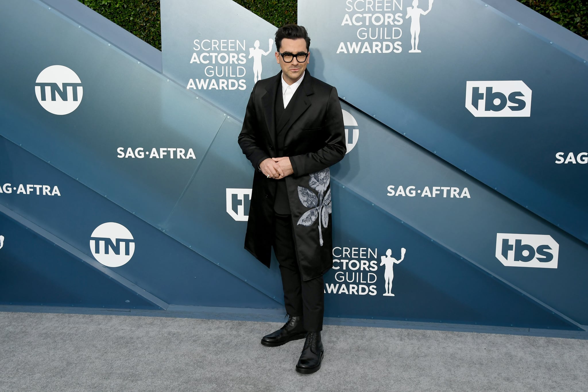 Dan Levy Wore a Rose Jacket to the SAG Awards 2020 | POPSUGAR