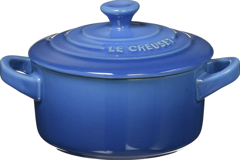 30美元以下的礼物送给20多岁的女性:Le Creuset 8盎司。Chambray Blue Mini Cocotte