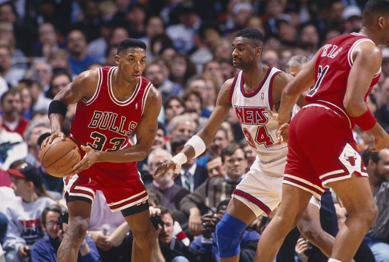 EAST RUTHERFORD, NJ - 1993: Scottie Pippen #33 of the Chicago Bulls moves the ball against the New Jersey Nets during the NBA game at the Continental Airlines Arena in East Rutherford, New Jersey. (Photo y Focus on Sport via Getty Images)