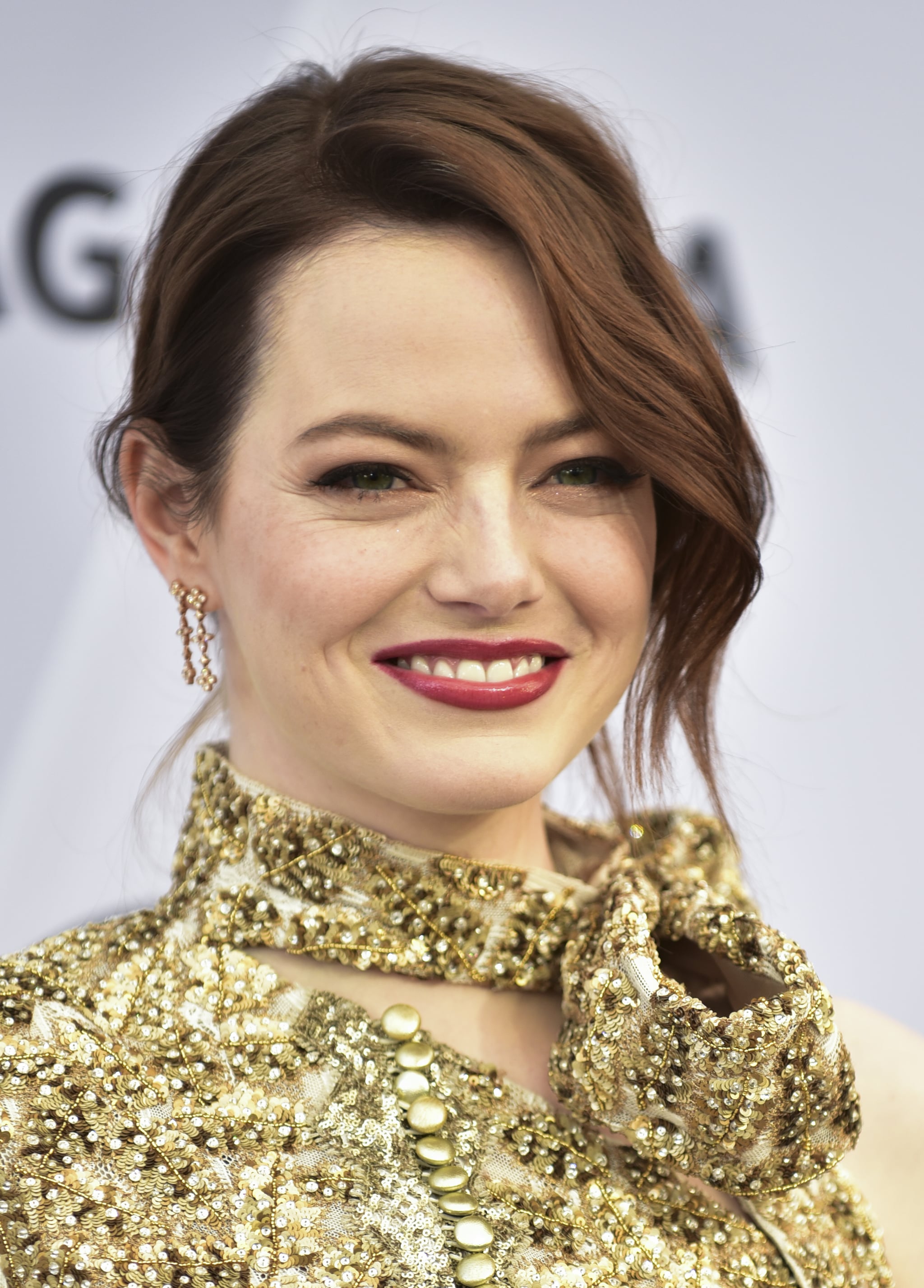 Emma Stone With Deep Auburn Hair You Ll Never Guess What