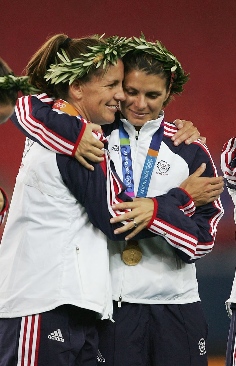 美国女子足球队赢得了第二块金牌在2004年夏季奥运会