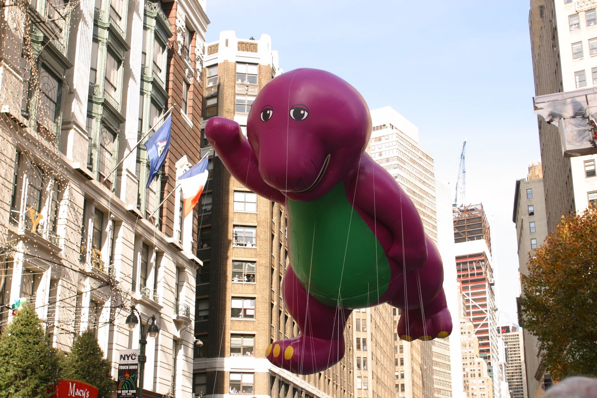 2002年11月28日，梅西百货感恩节大游行上的恐龙巴尼气球