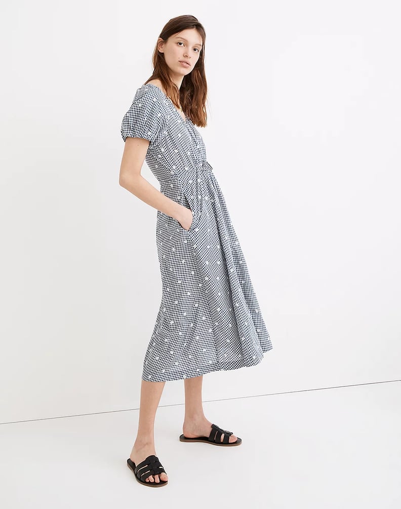 Coastal-Grandmother服装的想法:Madewell绣花条纹Faux-Wrap Tie-Waist Midi礼服