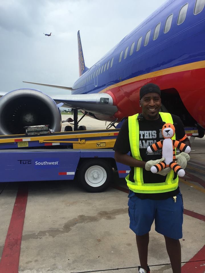 Boy Leaves His Tiger in an Airport and It Goes on Adventure
