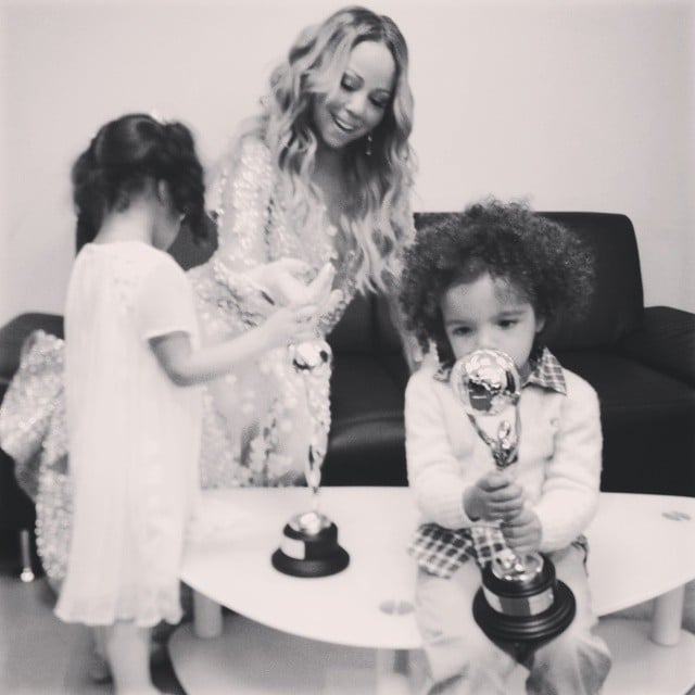 Mariah Carey celebrated her World Music Award with her twins, Moroccan and Monroe.
Source: Instagram user mariahcarey