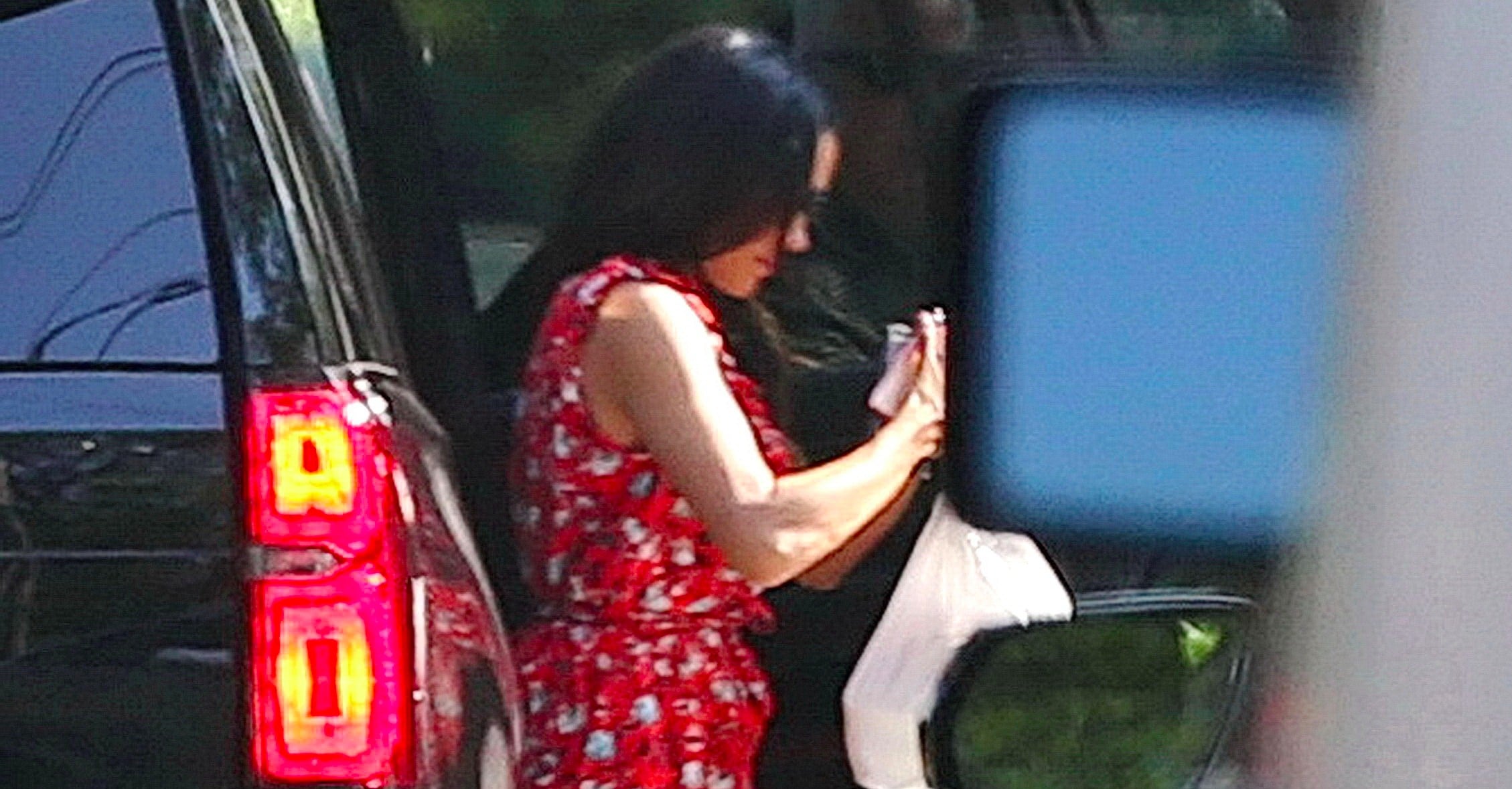 meghan markle red floral dress Erdem Sebla red floral silk dress - Meghan Markle Dresses
