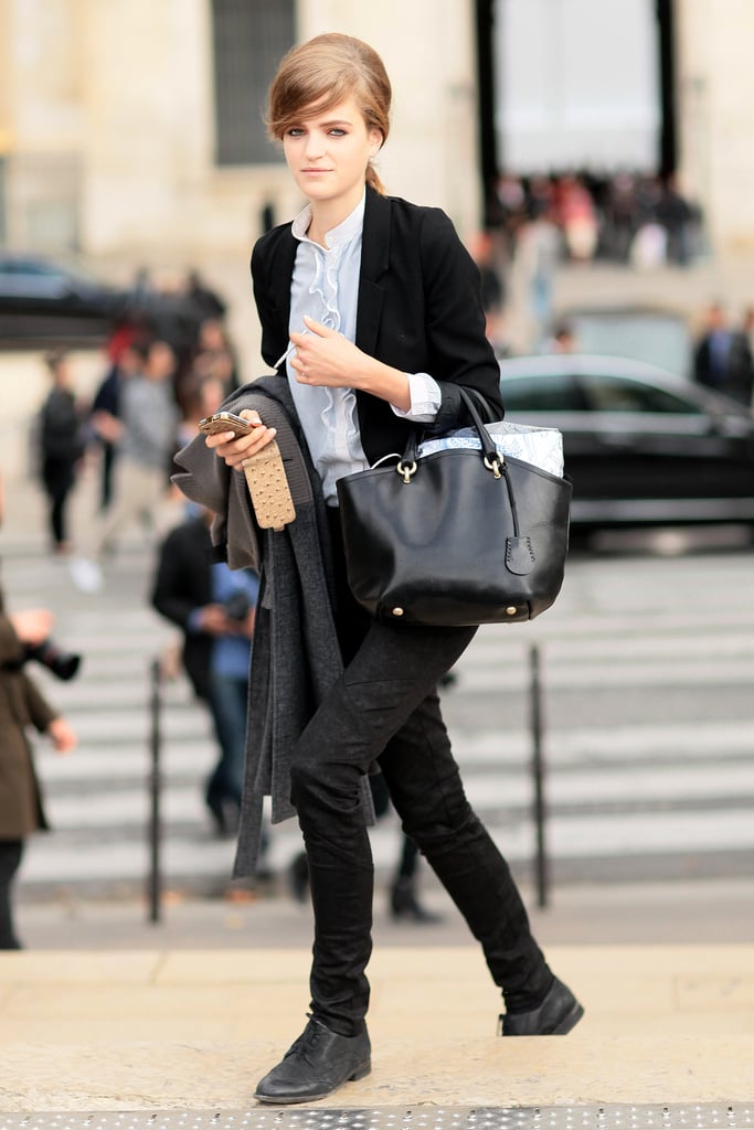 A preppy-sweet style, made more adorable with a ruffled blouse and brogues.
A preppy-sweet style, made more adorable with a ruffled blouse and brogues.