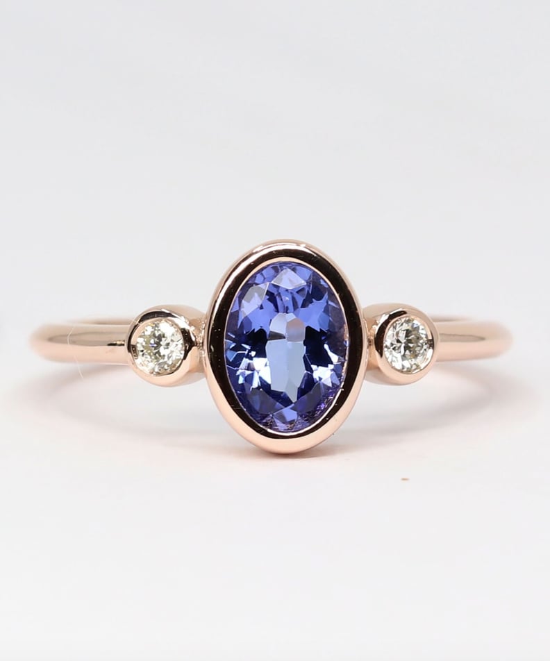 独特的真正的钻石和自然坦桑黝帘石的订婚戒指
