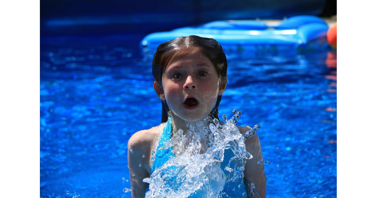 семья в бассейне. Let's go swimming — пойдём искупаемся let's go. мальчик плавает в бассейне. мальчик плывет. плавание космос.