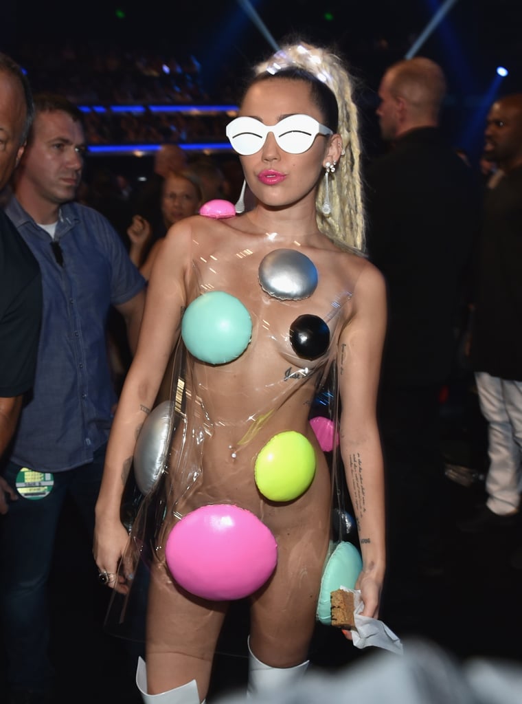 Miley Cyrus At The Mtv Vmas 2015 Pictures Popsugar Celebrity Photo 10