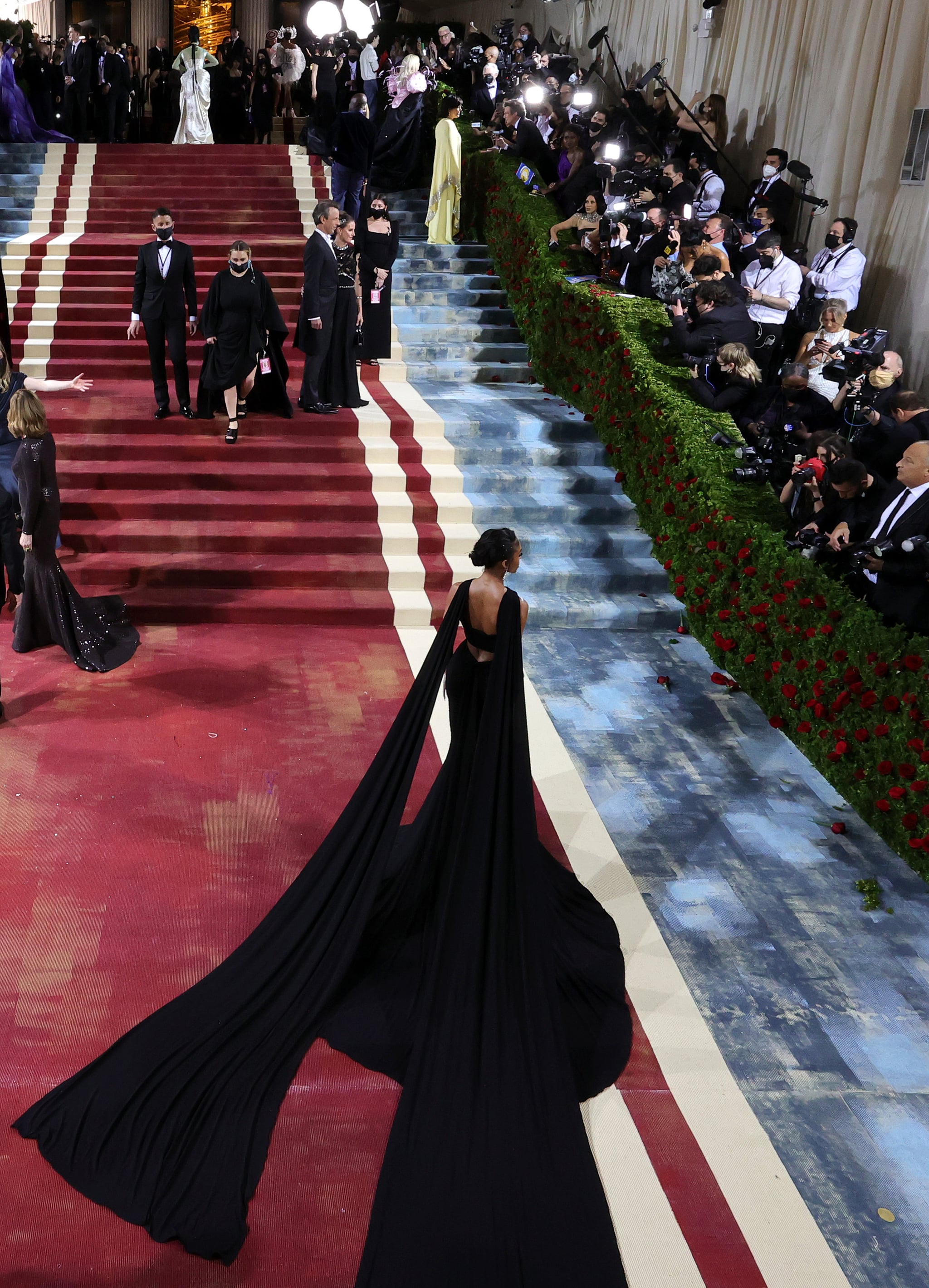 NEW YORK, NEW YORK - 02 MAI : (couverture exclusive) Lori Harvey arrivant au gala du Met 2022 célébrant 