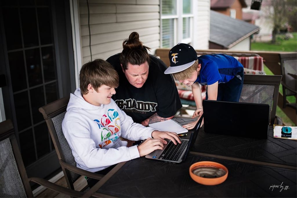 Photographer's Social-Distancing Mother's Day Photo Series