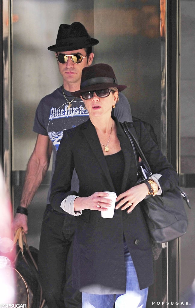 这对夫妇离开他们的纽约建筑2011年10月穿着相配的帽子。