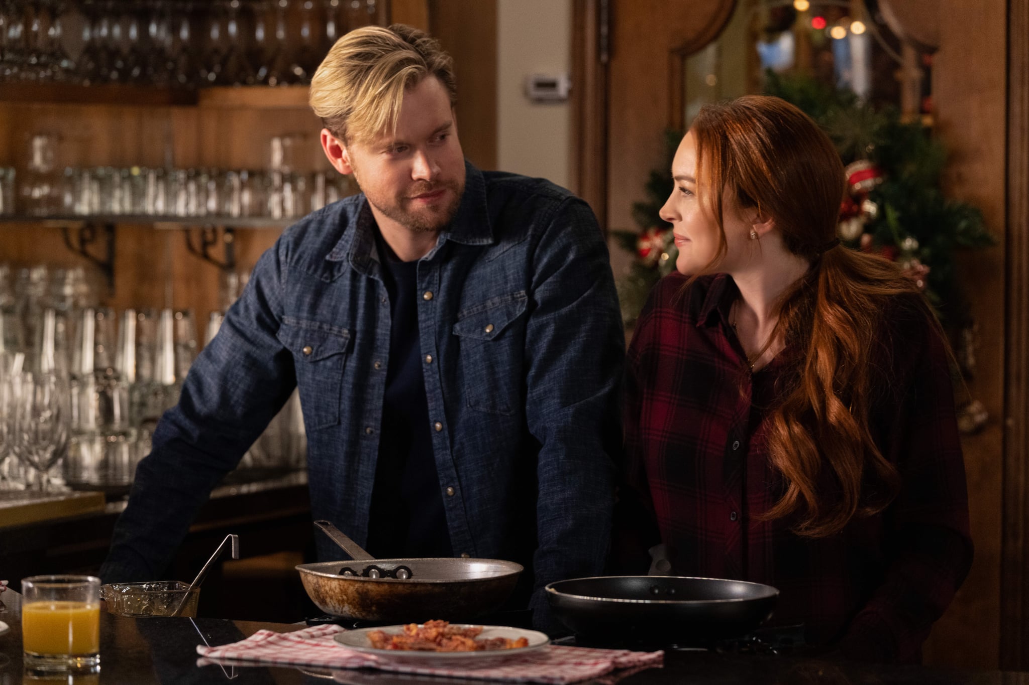 Fall for Christmas.  (Left to right) Chord Overstreet as Jake, Lindsay Lohan as Sierra in Falling For Christmas.  cr.  Scott Everett White/Netflix © 2022.