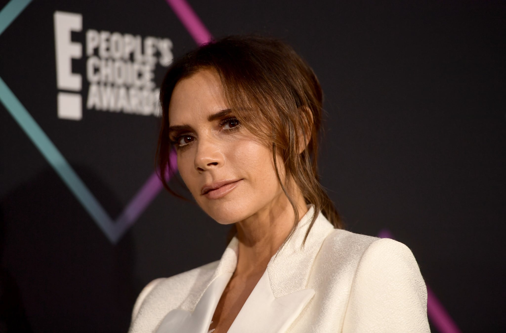 SANTA MONICA, CA - NOVEMBER 11:  Victoria Beckham, recipient of the 2018 Fashion Icon Award, poses in the press room during the People's Choice Awards 2018 at Barker Hangar on November 11, 2018 in Santa Monica, California.  (Photo by Matt Winkelmeyer/Getty Images)
