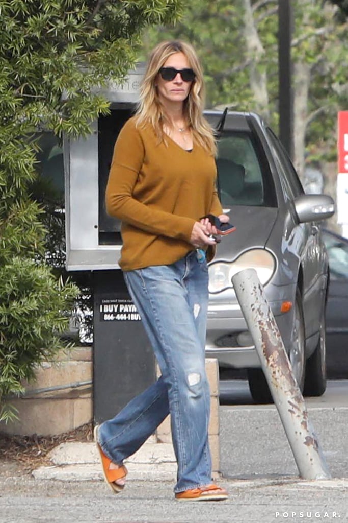 Julia looked effortless and relaxed in slouchy boyfriend jeans, a cosy sweater, and slide sandals in Malibu in May 2017.