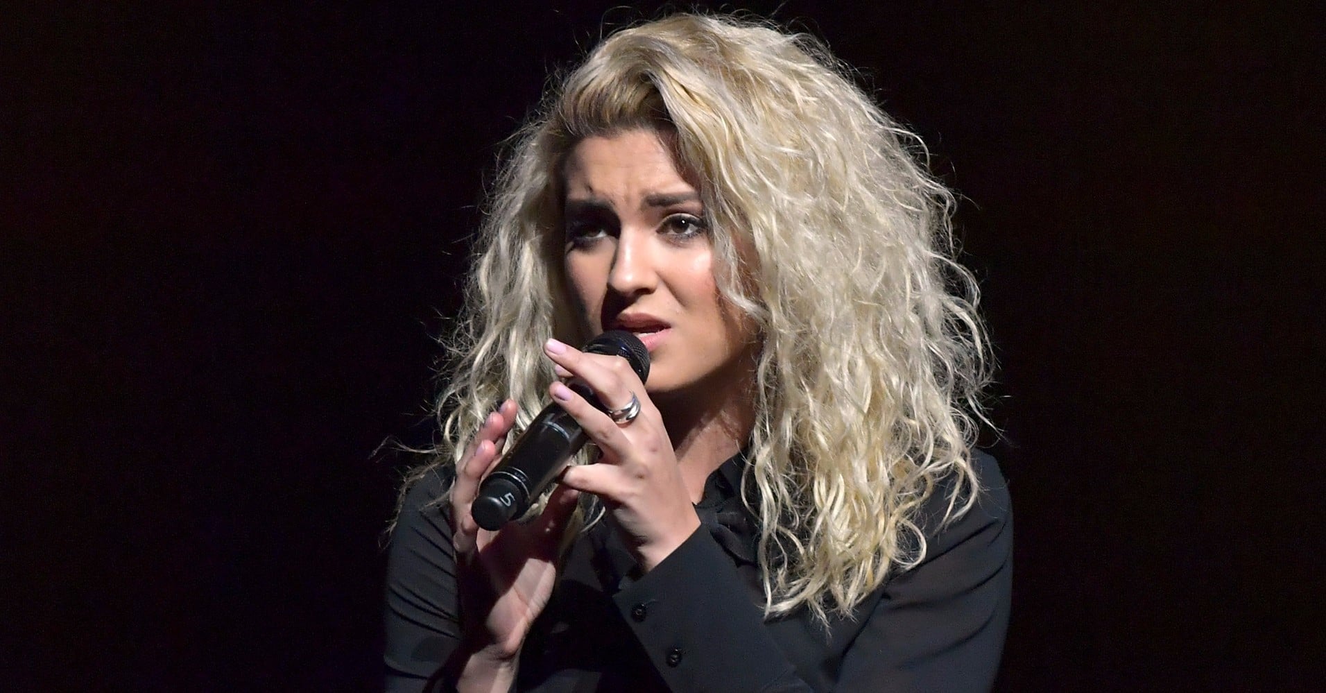 Tori Kelly Sings "Hallelujah" on Seth Meyers | PS Entertainment