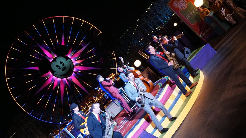 There are new Holiday Sunset Concerts at Paradise Pier with live performances from Phat Cat Swinger and Mariachi Divas.