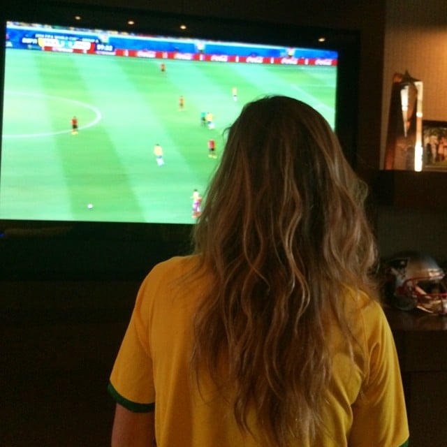 Gisele Bündchen was dressed in Team Brazil's official colors while watching the match.
Source: Instagram user giseleofficial