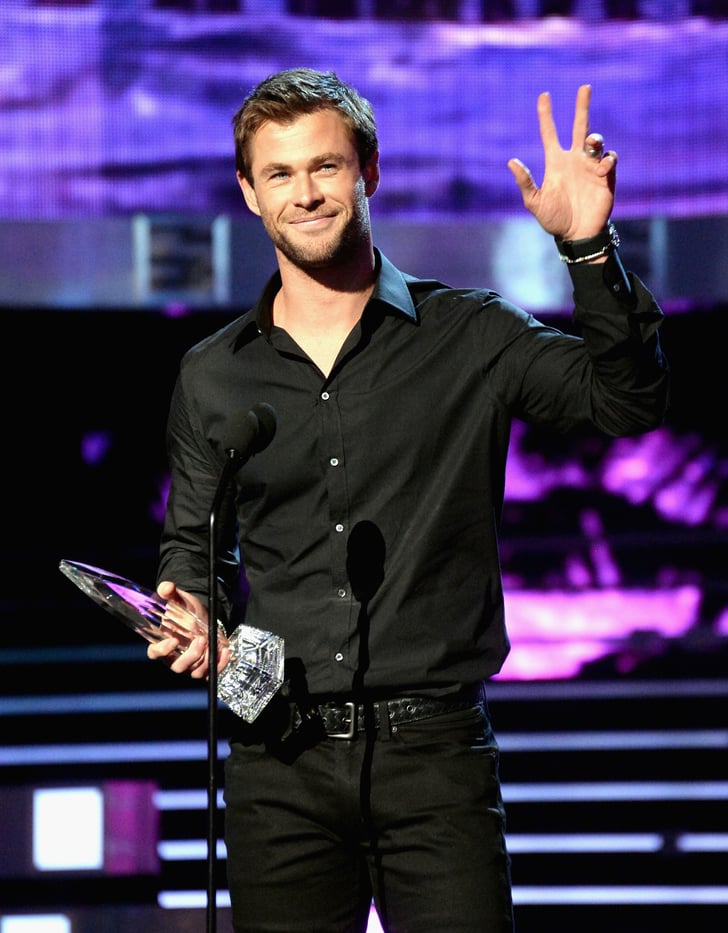 Chris Hemsworth At The People S Choice Awards 2016 Pictures Popsugar Celebrity