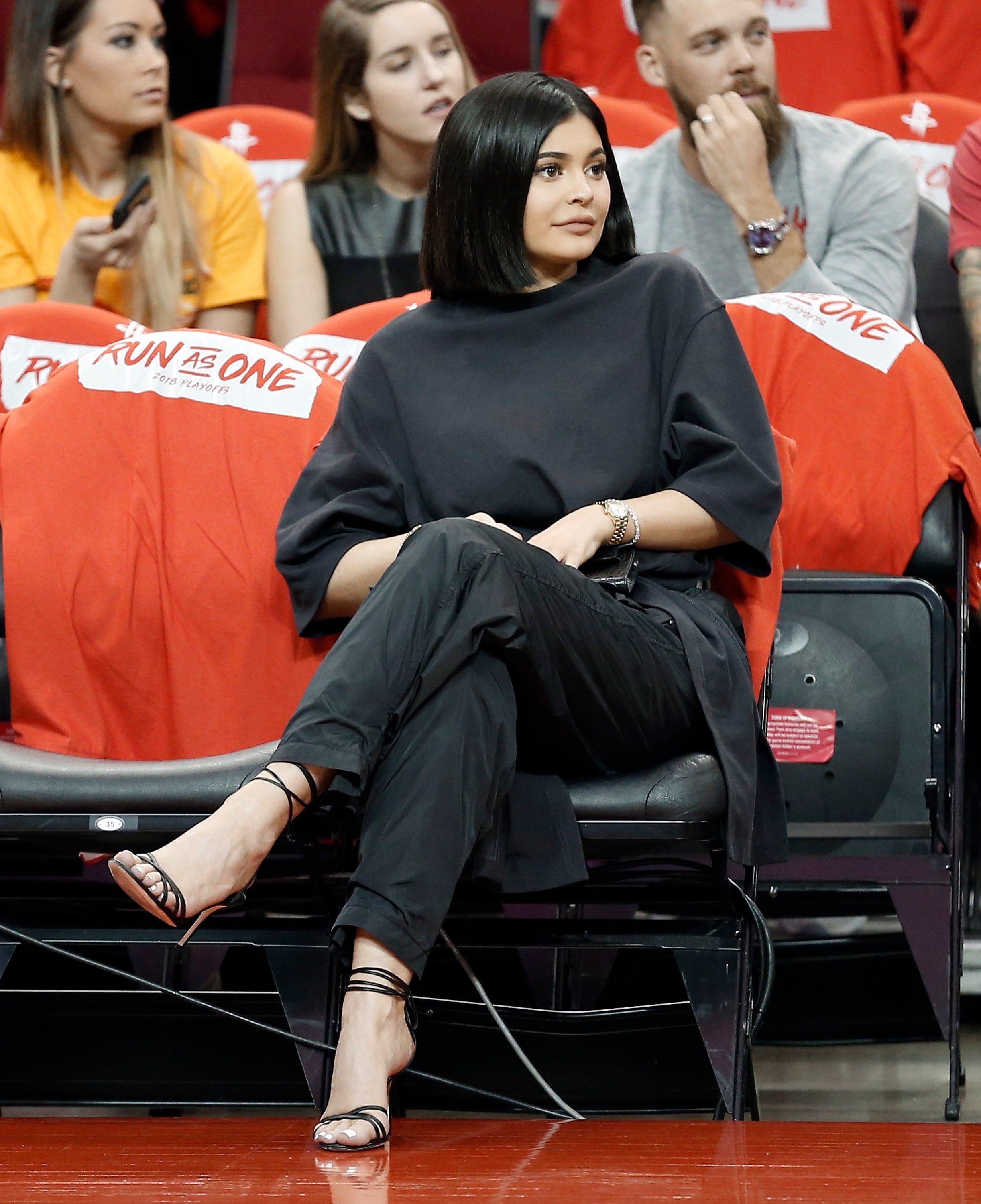 Dressed-down Kylie Jenner rocks natural look as she hits LA in oversized  outfit