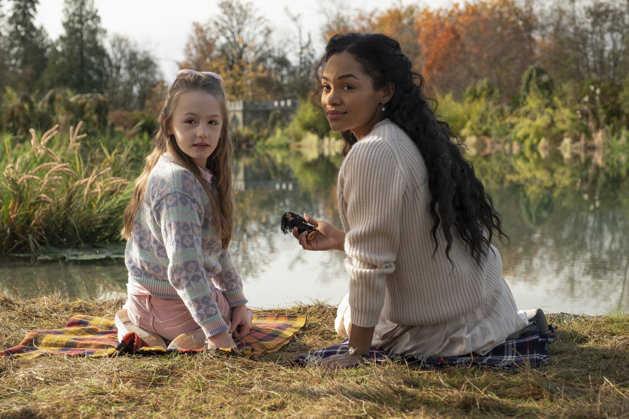 THE HAUNTING OF BLY MANOR (L to R) AMELIE SMITH as FLORA and TAHIRAH SHARIF as REBECCA JESSEL in THE HAUNTING OF BLY MANOR Cr. EIKE SCHROTER/NETFLIX  2020