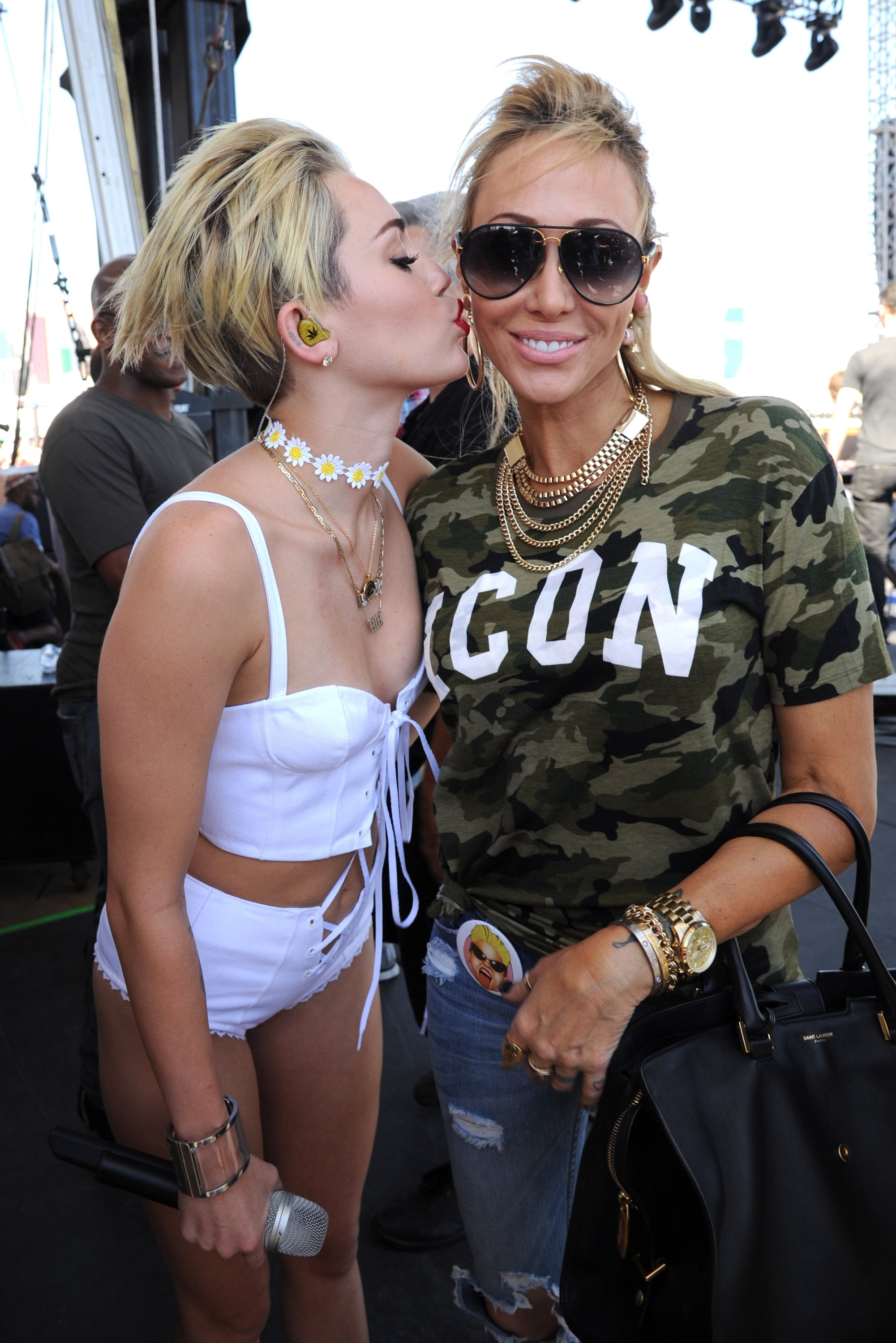 Source Getty Kevin Mazur On Her Parents Flaws My Dad Like Miley Cyrus Is Still Saying The Darndest Things Popsugar Celebrity Photo 6