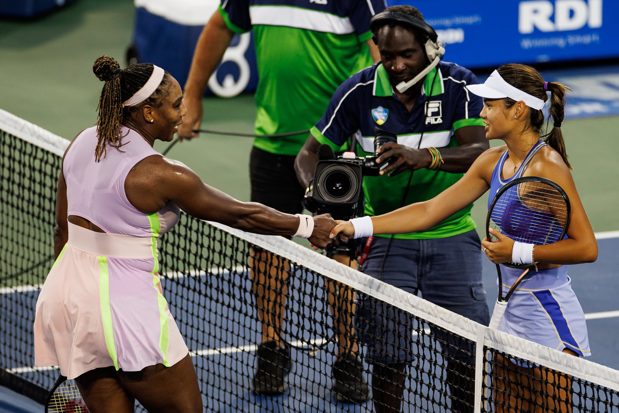 MASON, OHIO - AUGUST 16: Emma Raducanu of Great Britain shakes hands with Serena Williams of the United States after beating herin the first round of the women's singles at the Lindner Family Tennis Center on August 16, 2022 in Mason, Ohio. (Photo by Frey/TPN/Getty Images)