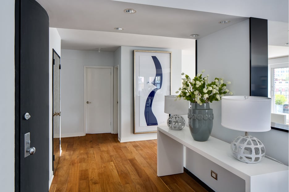 The entryway is currently decorated in a modern minimalist style. The entryway is currently decorated in a modern minimalist style.