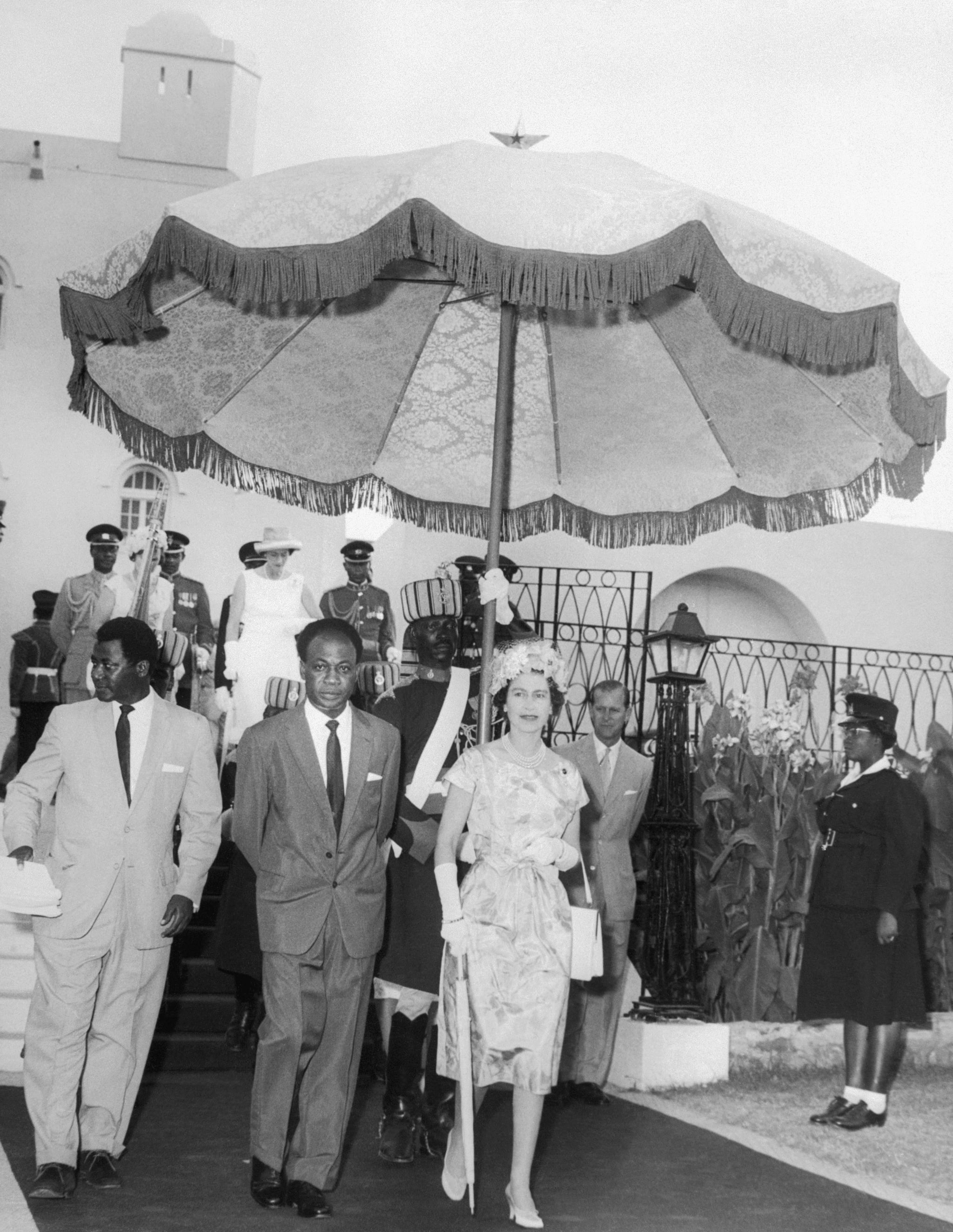 Queen Elizabeth S Trip To Ghana On The Crown Popsugar Entertainment