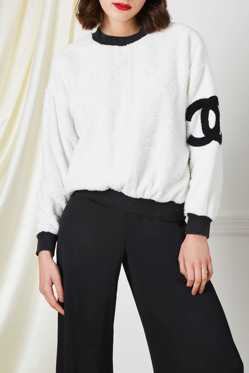 pinterest : @iremseenn  Sweatshirts, Vintage chanel sweatshirt