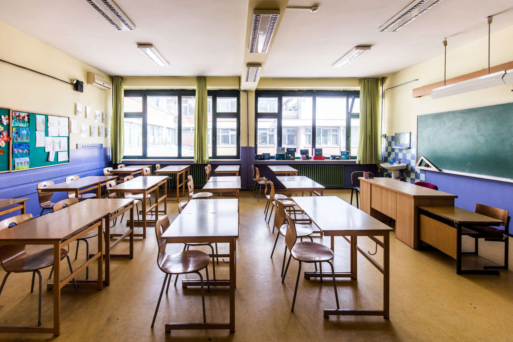 Classroom et elementary school without people.