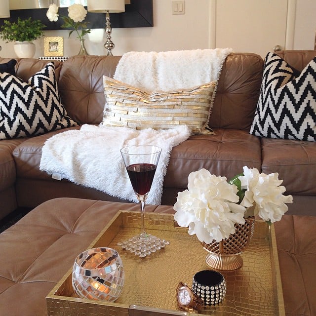 The finds: a metallic pillow and a gilded tray.
The finds: a metallic pillow and a gilded tray.