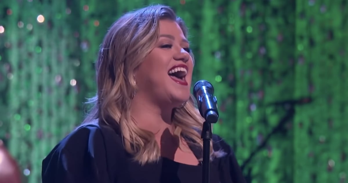 Kelly Clarkson Sings a Christmas Cover on Her Show Video POPSUGAR