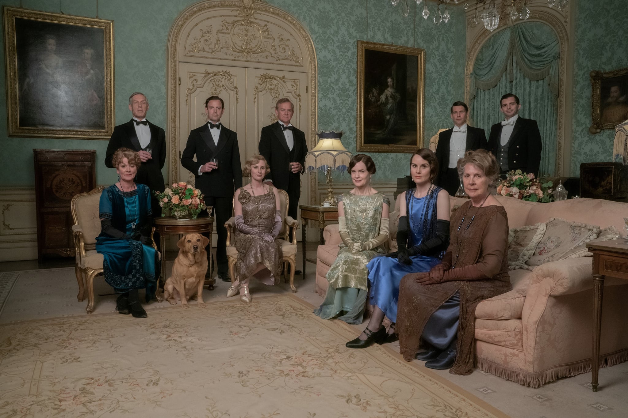 DOWNTON ABBEY: A NEW ERA, (aka DOWNTON ABBEY 2), from left: Samantha Bond, Douglas Reith, Harry Hadden-Paton, Laura Carmichael, Hugh Bonneville, Elizabeth McGovern, Michelle Dockery, Penelope Wilton (sitting), Robert James Collier, Michael Fox, 2022. ph: Ben Blackall / Focus Features / Courtesy Everett Collection